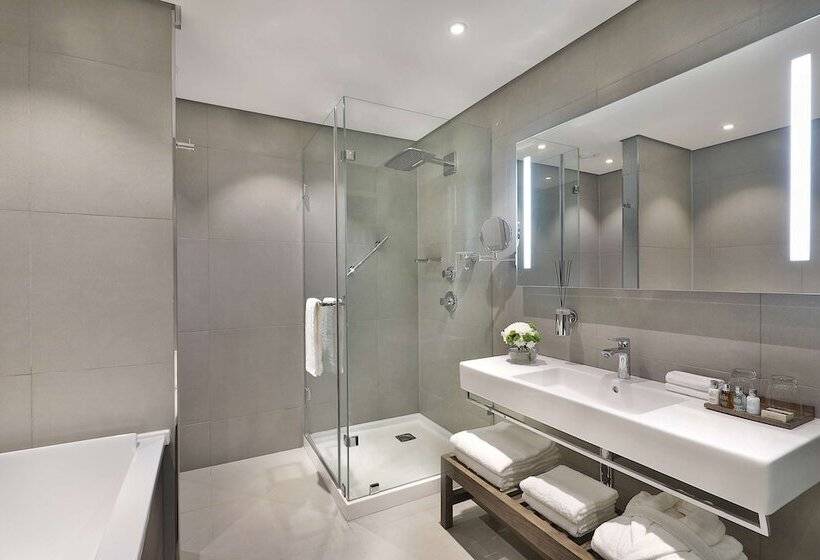 اتاق لوکس, Legend Hotel Lagos Airport, Curio Collection By Hilton