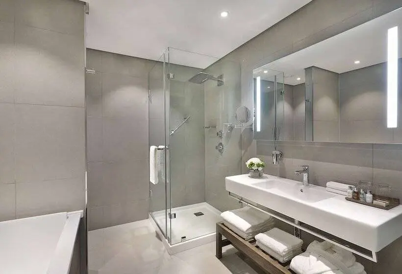 اتاق لوکس, Legend Hotel Lagos Airport, Curio Collection By Hilton