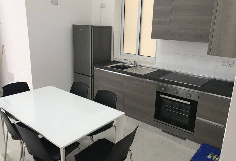 آپارتمان 1 خوابه با بالکن, The Village Apartments