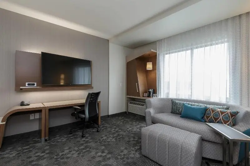 キングサイズベッドのスタンダードルーム, Courtyard By Marriott South Bend Downtown