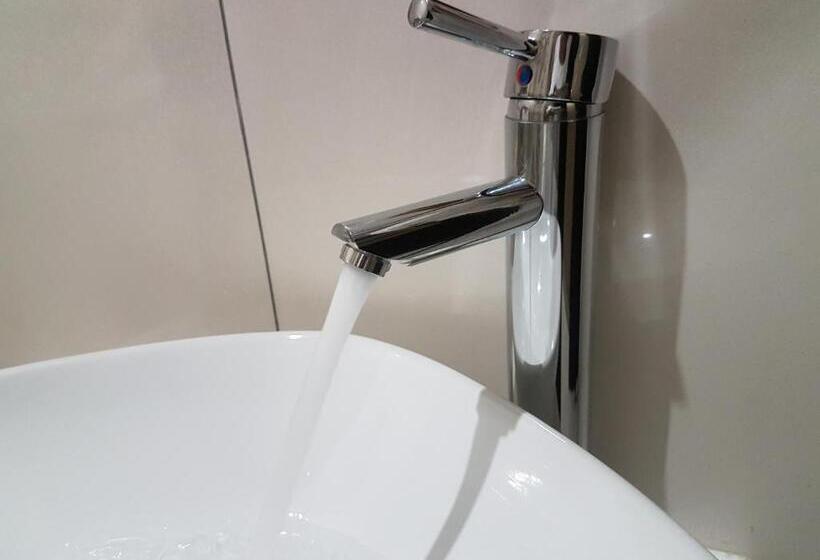 اتاق لوکس با تخت بزرگ, La Signature Guest House