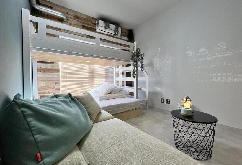 小室, 365base Outdoor Hostel