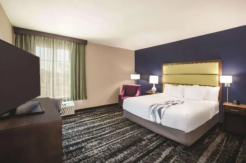 キングサイズベッドのスタンダードルーム, La Quinta Inn & Suites Port Allen La