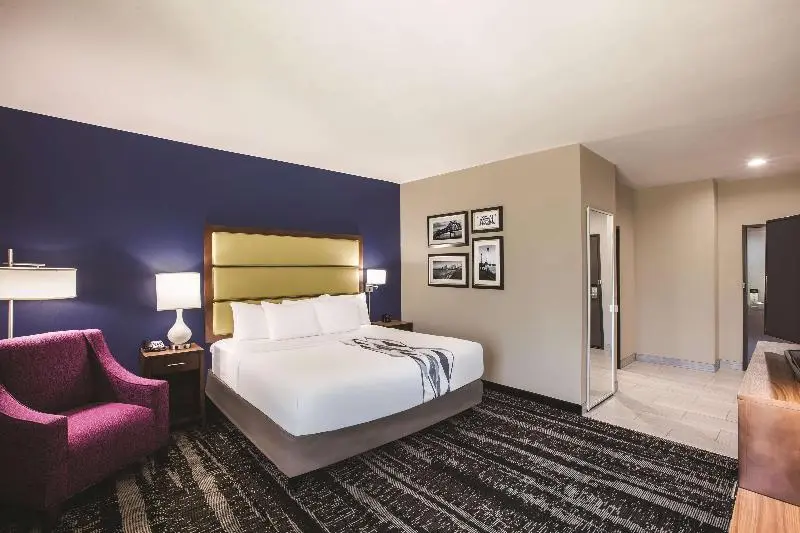 キングサイズベッドのスタンダードルーム, La Quinta Inn & Suites Port Allen La