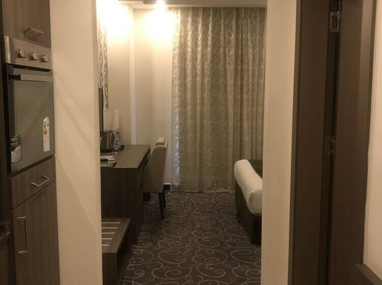 استودیوی لوکس, Almond Hotel Apartments