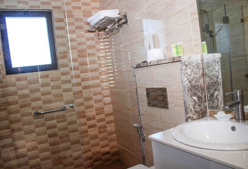 استودیوی لوکس, Almond Hotel Apartments