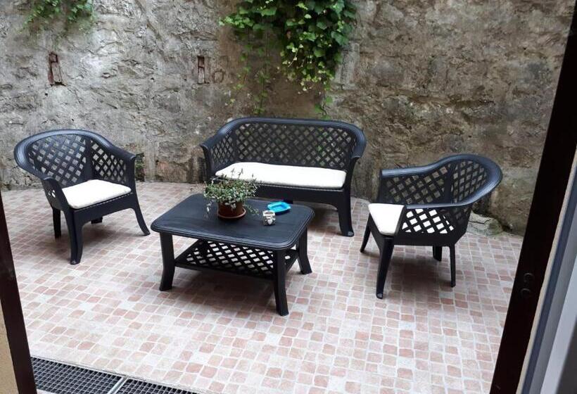 غرفة قياسية رباعية, Good Night Moon