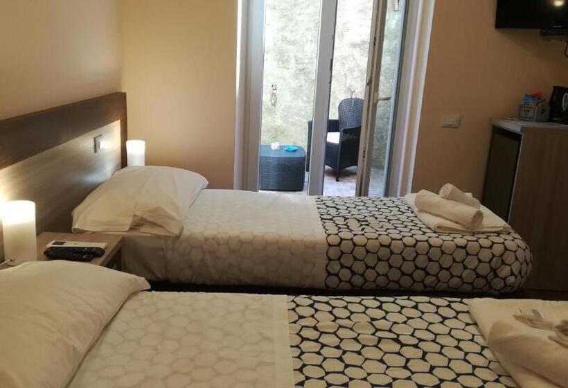 غرفة إقتصادية, Good Night Moon