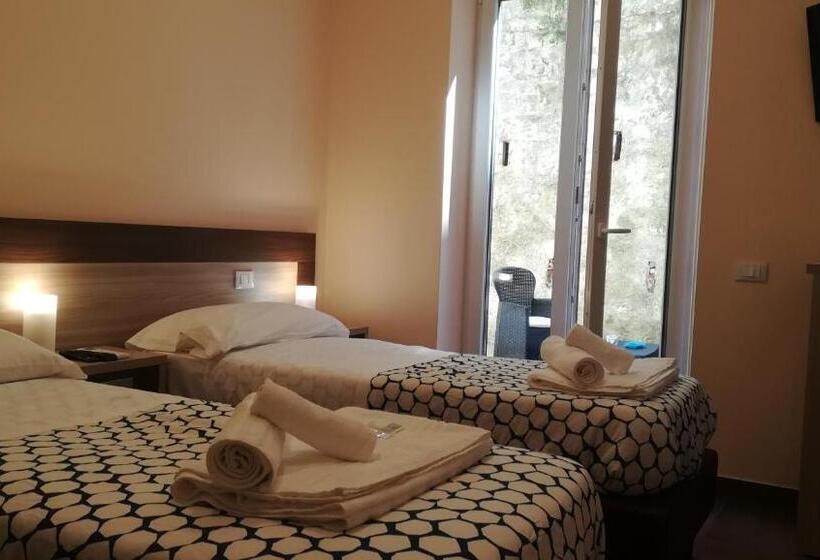 غرفة إقتصادية, Good Night Moon