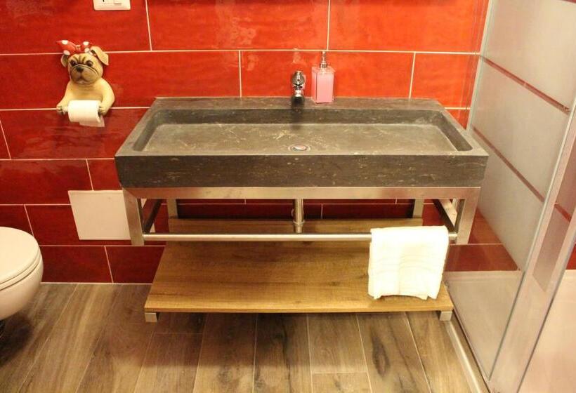 اتاق استاندارد سه نفره, Iris Guest House