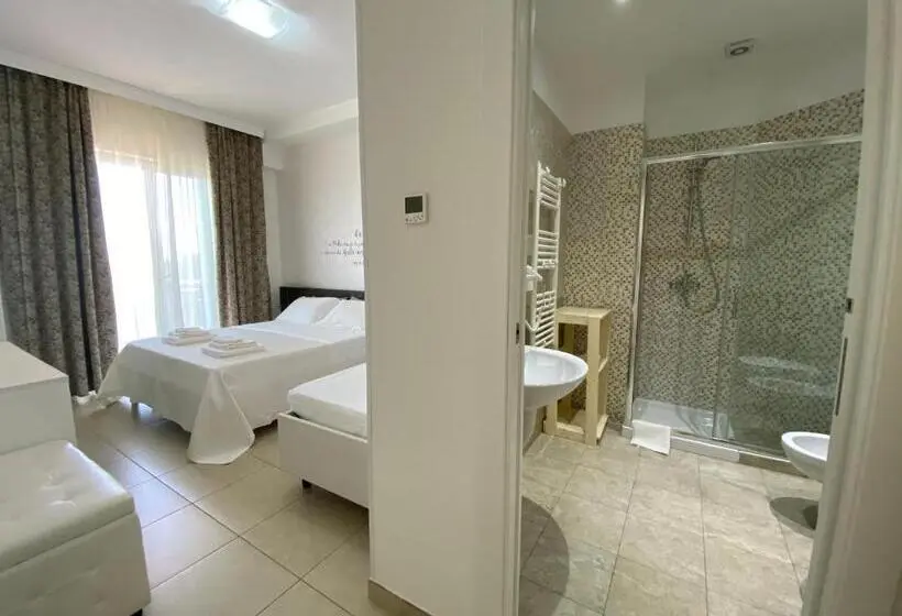 اتاق استاندارد چهارنفره با بالکن, Palazzo Greco B&b