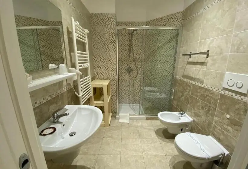 اتاق استاندارد چهارنفره با بالکن, Palazzo Greco B&b