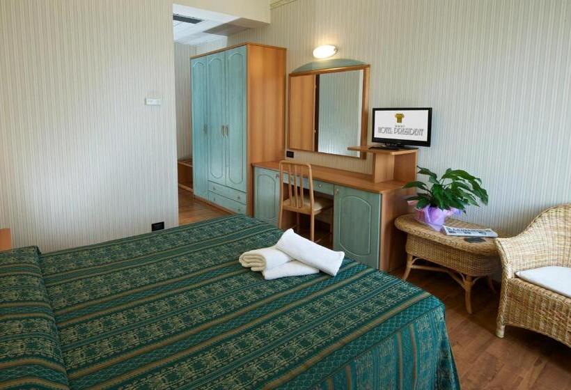 חדר סטנדרט לשלושה עם מרפסת, President