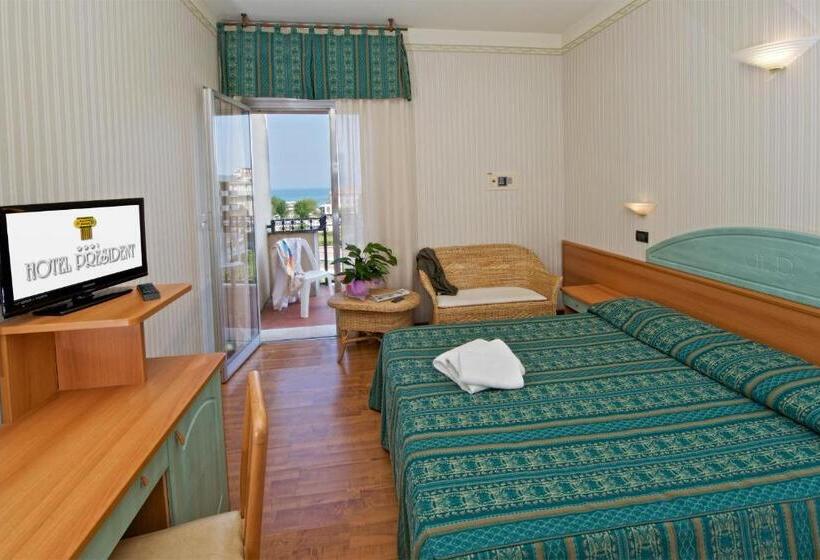 חדר סטנדרט לשלושה עם מרפסת, President