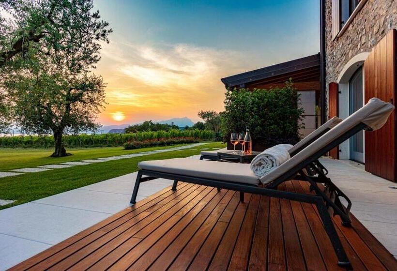 Suite with lake view, Quercia Belvedere Relais