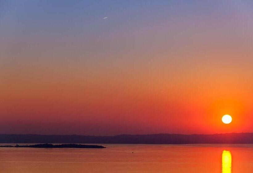 Suite with lake view, Quercia Belvedere Relais
