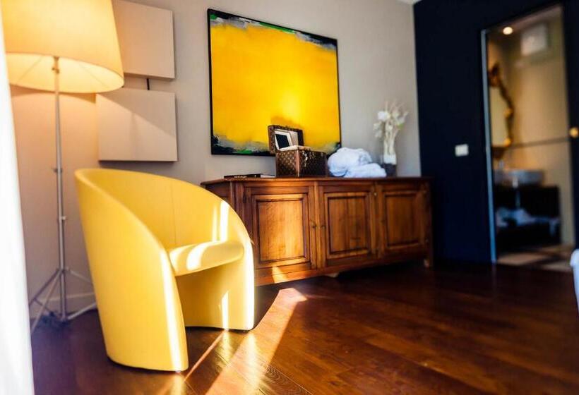 Suite with lake view, Quercia Belvedere Relais