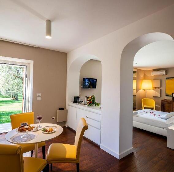 Suite with lake view, Quercia Belvedere Relais