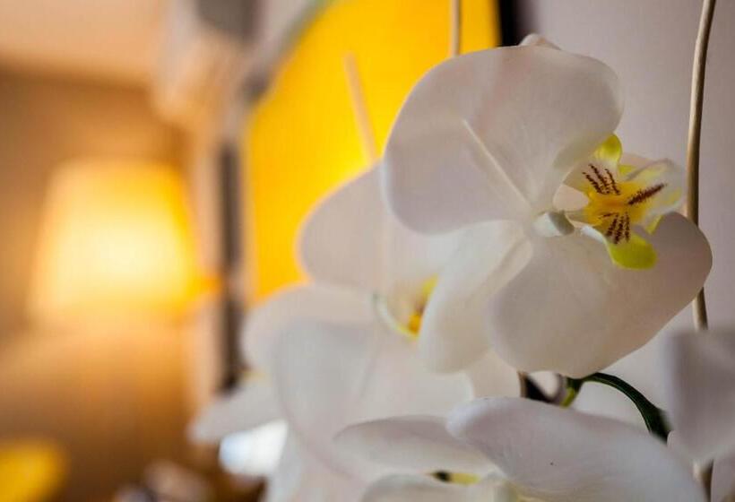 Suite with lake view, Quercia Belvedere Relais