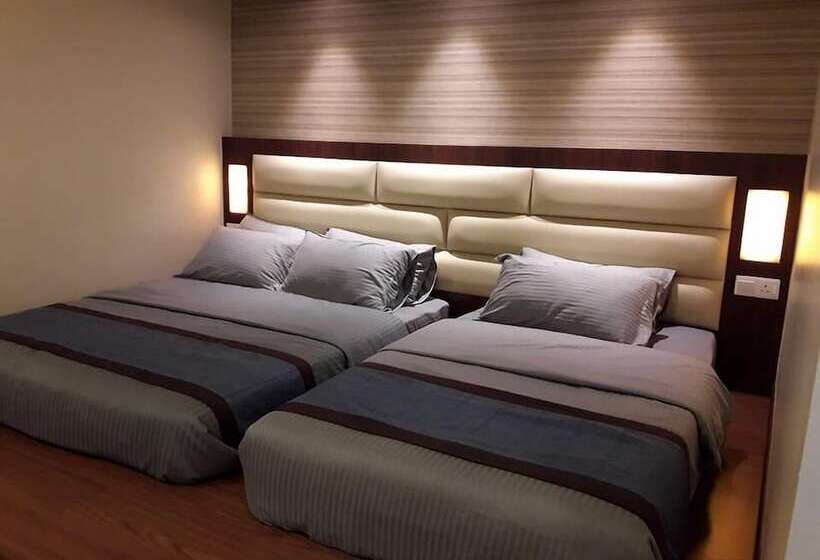 Camera Tripla Standard, De Benz Inn