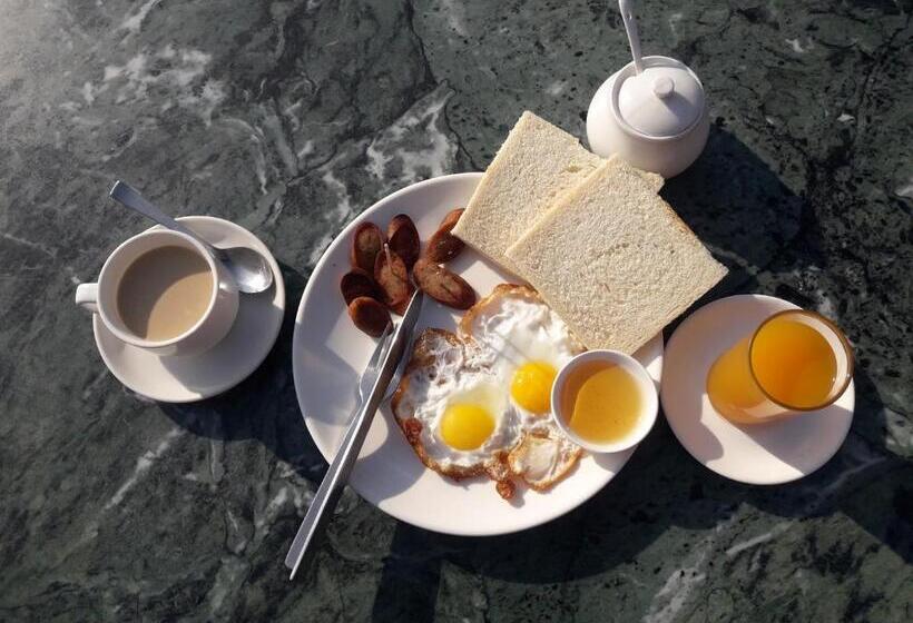 اتاق استاندارد سه نفره, Family Home