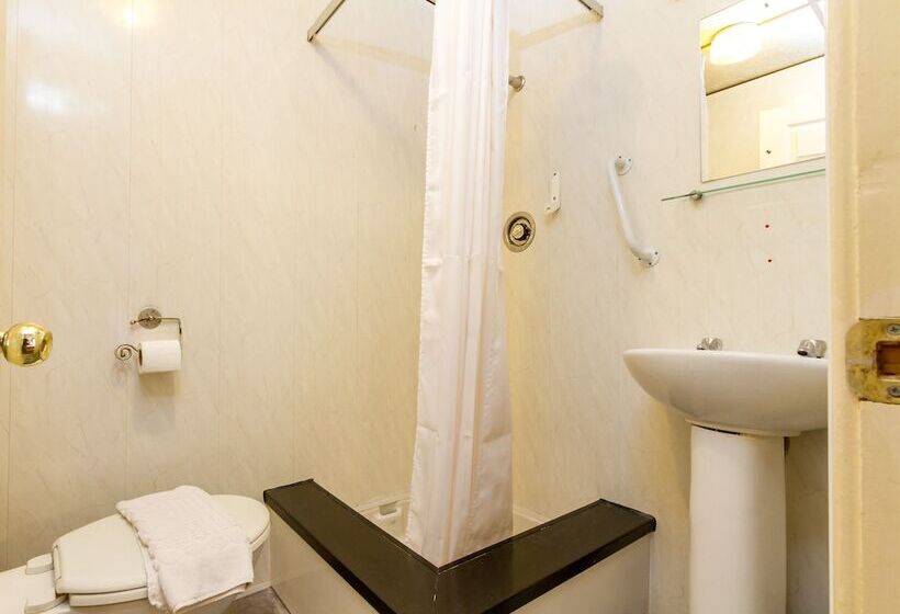 标准三人间, Oak Lea