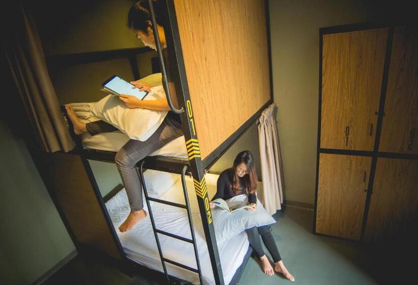 スタンダード４人部屋, Traveller Bunker Hostel 1