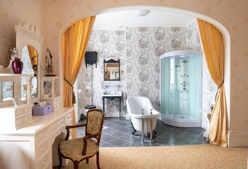 جناح, Enchanted Manor