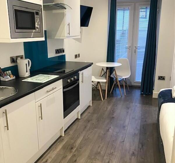 استودیوی استاندارد, Fox House, Studio Apartments