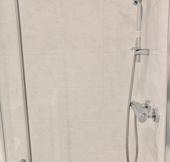 استودیوی استاندارد, Fox House, Studio Apartments