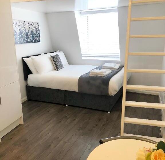 استودیوی استاندارد, Fox House, Studio Apartments