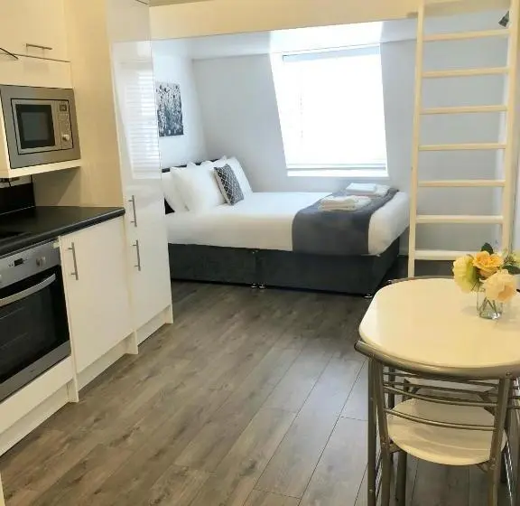Estudio Estàndard, Fox House, Studio Apartments