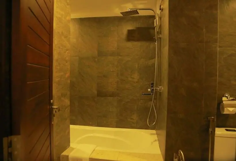 Deluxe Kolmen Hengen Huone, Galaxy Grand