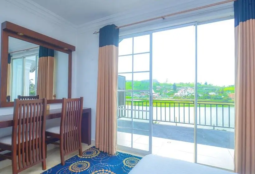 Deluxe Kolmen Hengen Huone, Galaxy Grand