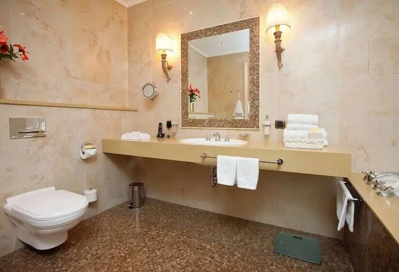 اتاق لوکس با چشم‌انداز شهر, Pontos Plaza