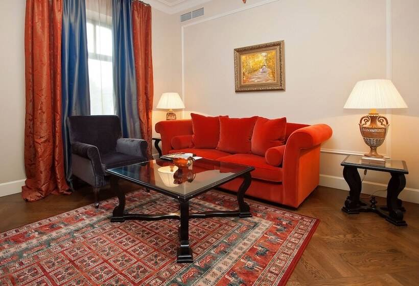 جناح مزوَّد بشرفة, Pontos Plaza