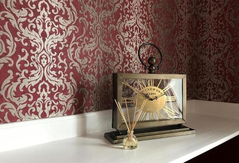 חדר דלוקס, The Exhibition