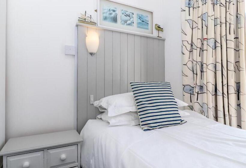 패밀리 스위트, The New England