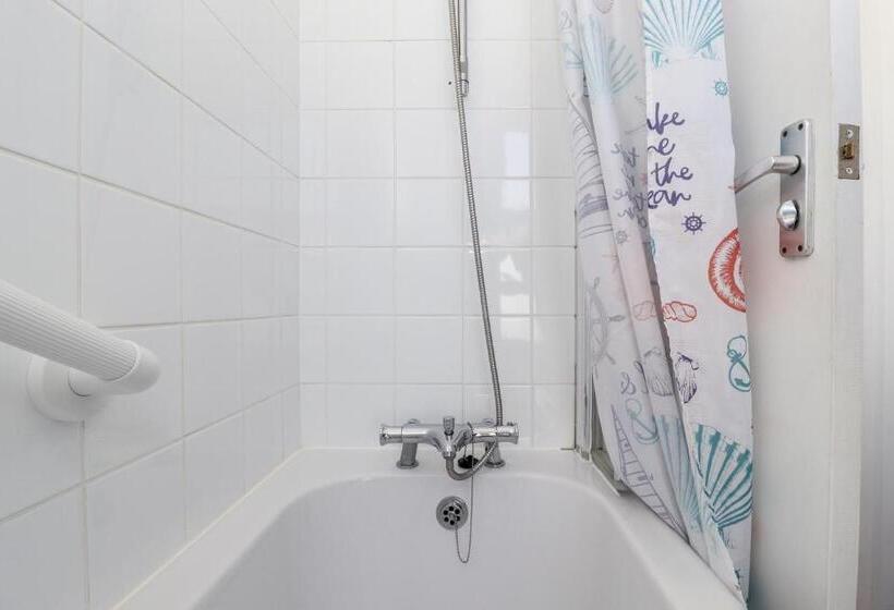 패밀리 스위트, The New England