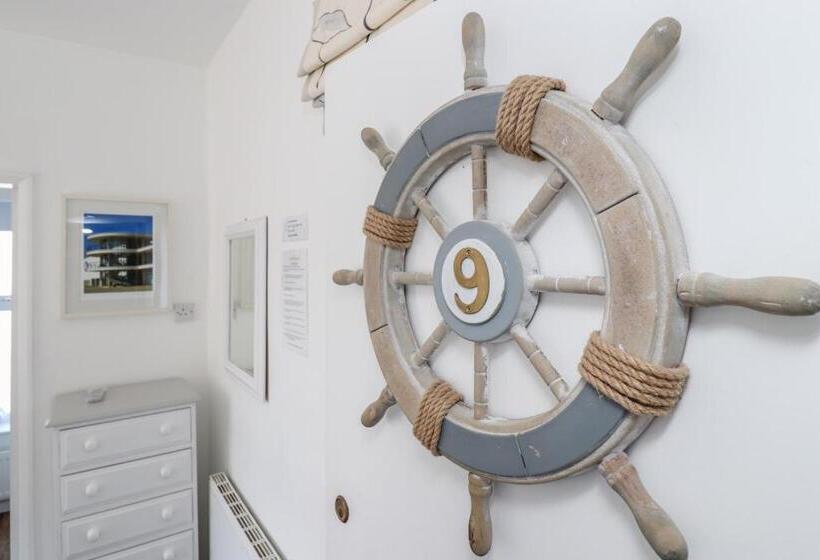 패밀리 스위트, The New England