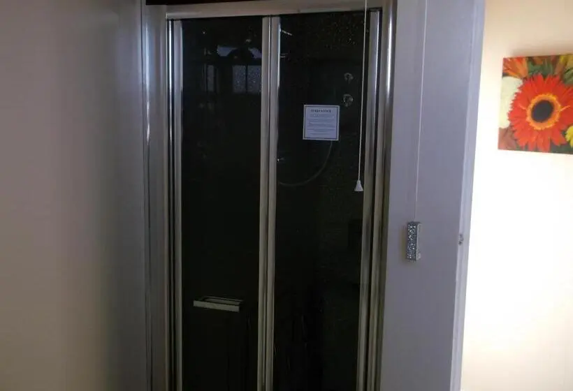 سوییت خانوادگی, Twin Palms Guesthouse