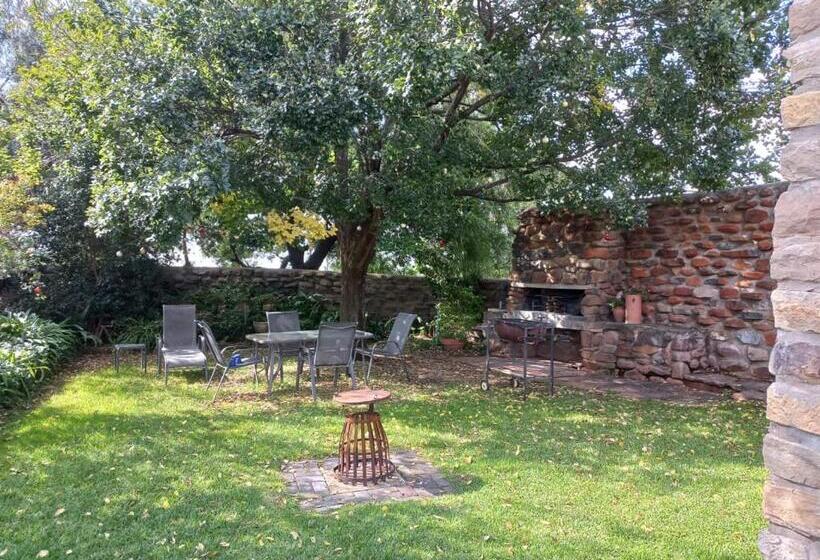 غرفة عائلية, A Little Guesthouse
