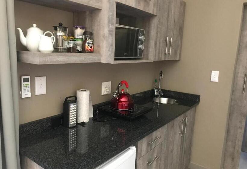 غرفة قياسية ثلاثية, A Little Guesthouse