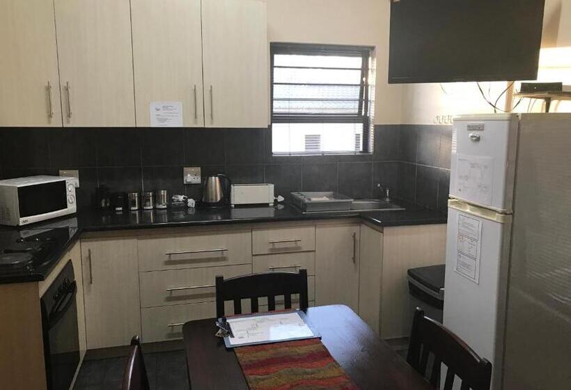 غرفة عائلية, A Little Guesthouse