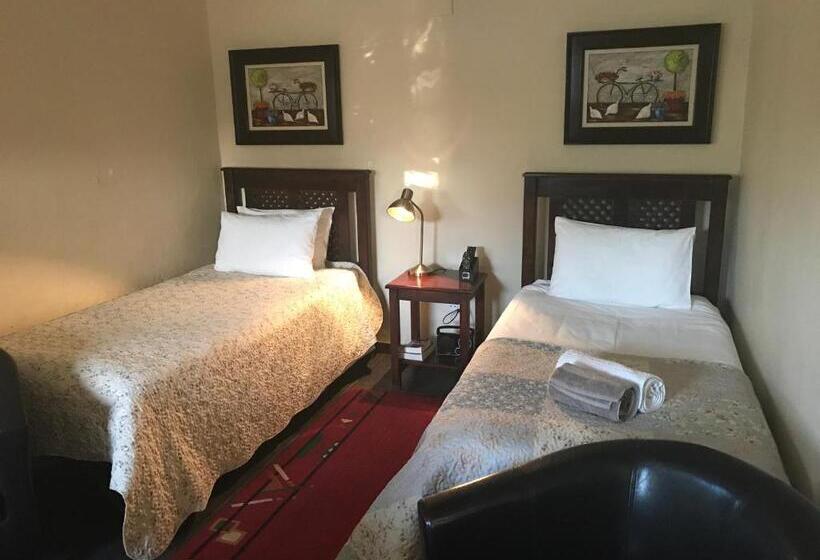 غرفة عائلية, A Little Guesthouse