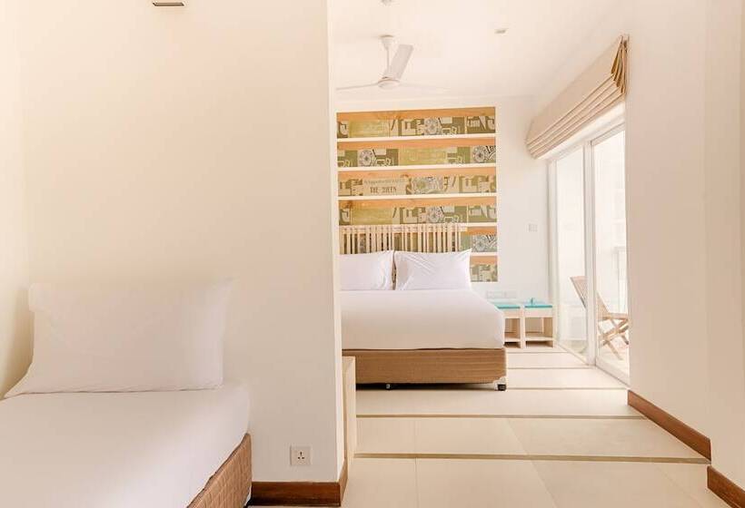 חדר משפחתי, J, Unawatuna