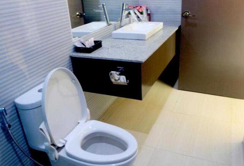 اتاق استاندارد چهارنفره با بالکن, Butuan Grand Palace