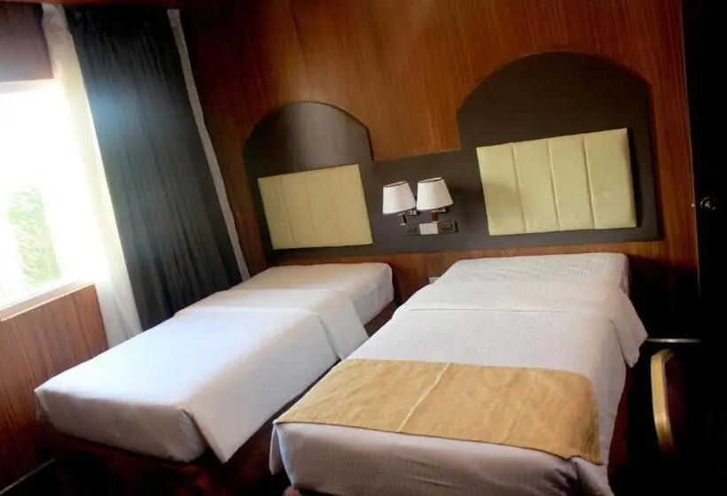 اتاق استاندارد چهارنفره با بالکن, Butuan Grand Palace