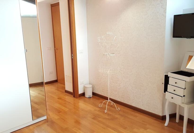 اتاق استاندارد یک تخته با سرویس بهداشتی مشترک, Donizetti Royal