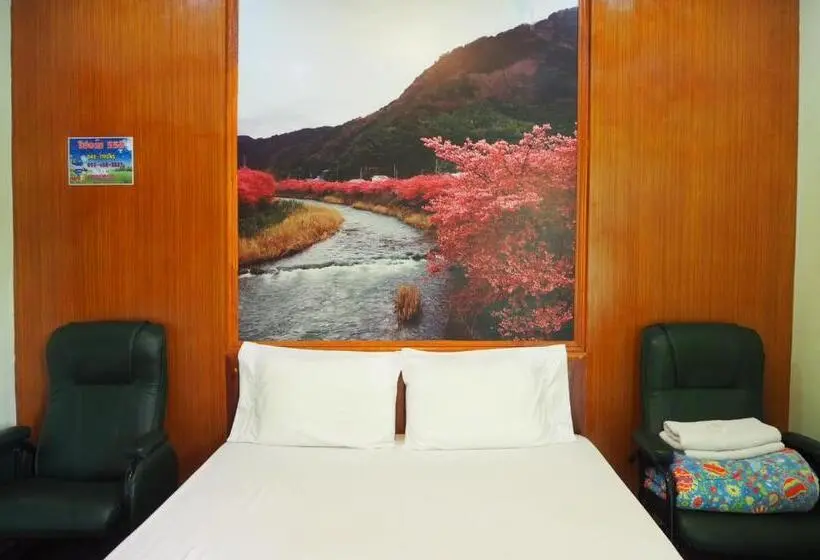 اتاق اکونومی, 555 Resort